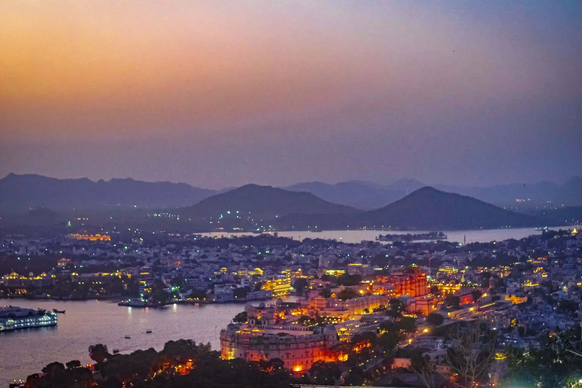 Lake Pichola surrounded by the palaces of Udaipur