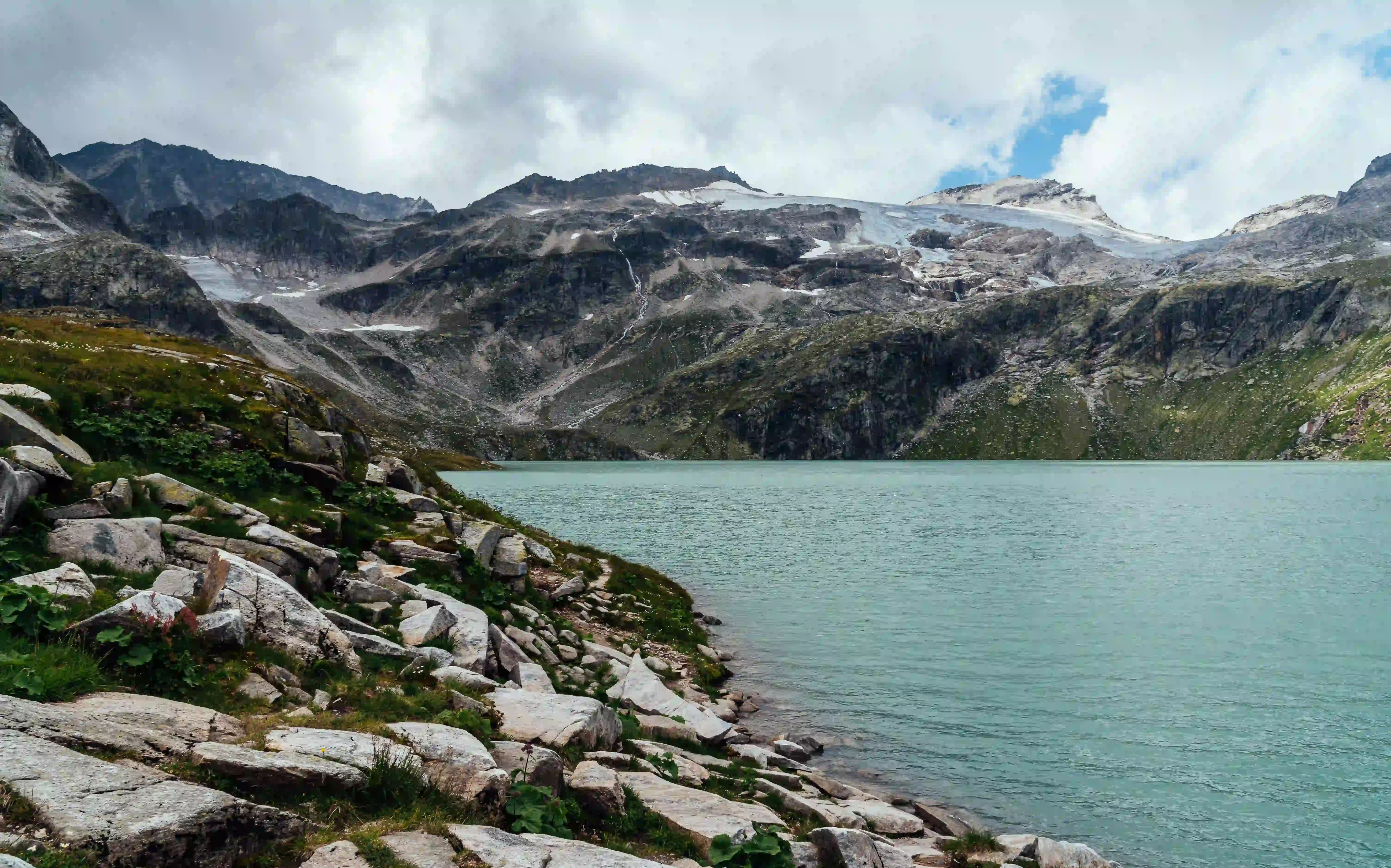 Rolling meadows near Rola Kholi on the Bhrigu Lake trek