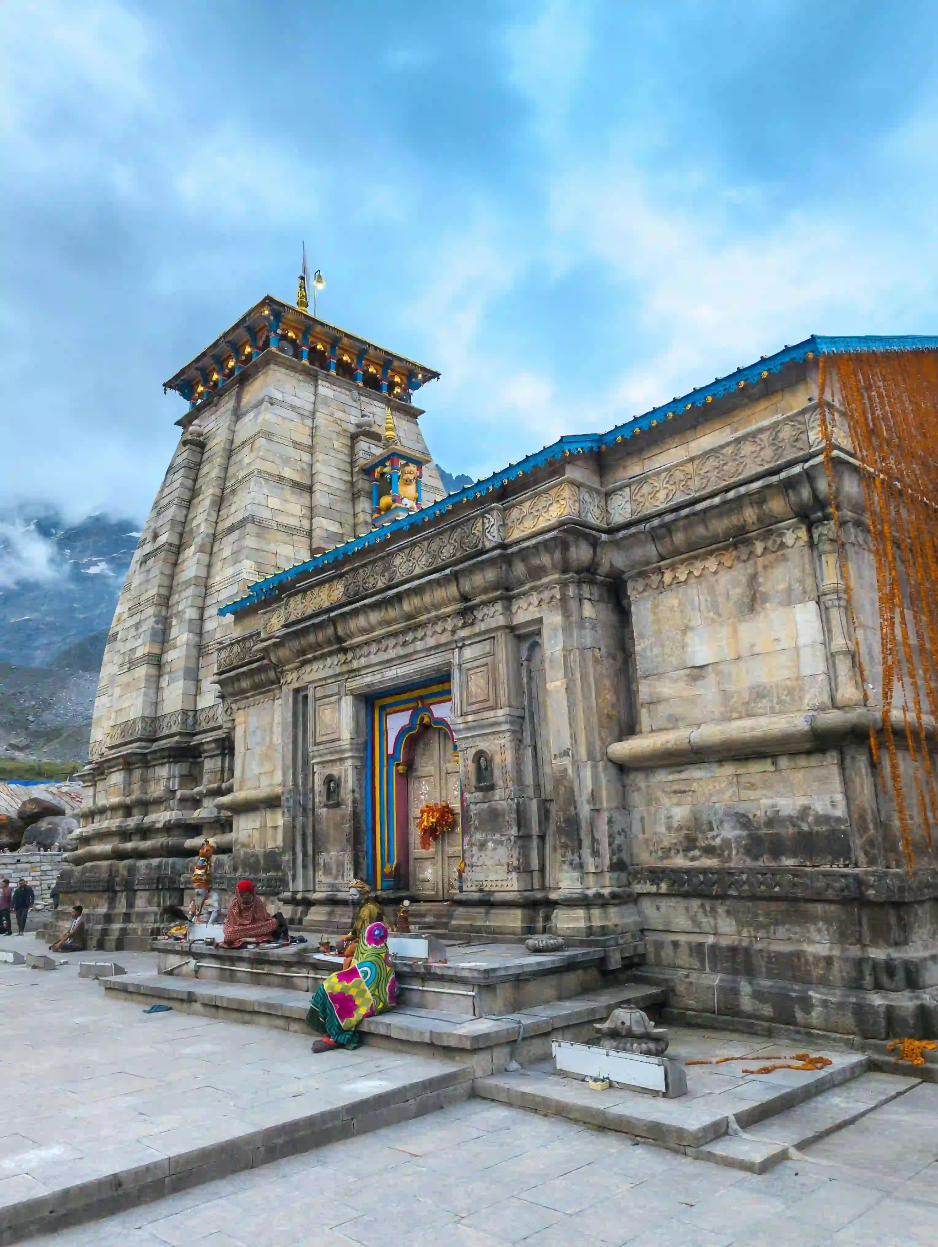 Pilgrims on the trekking trail to Kedarnath