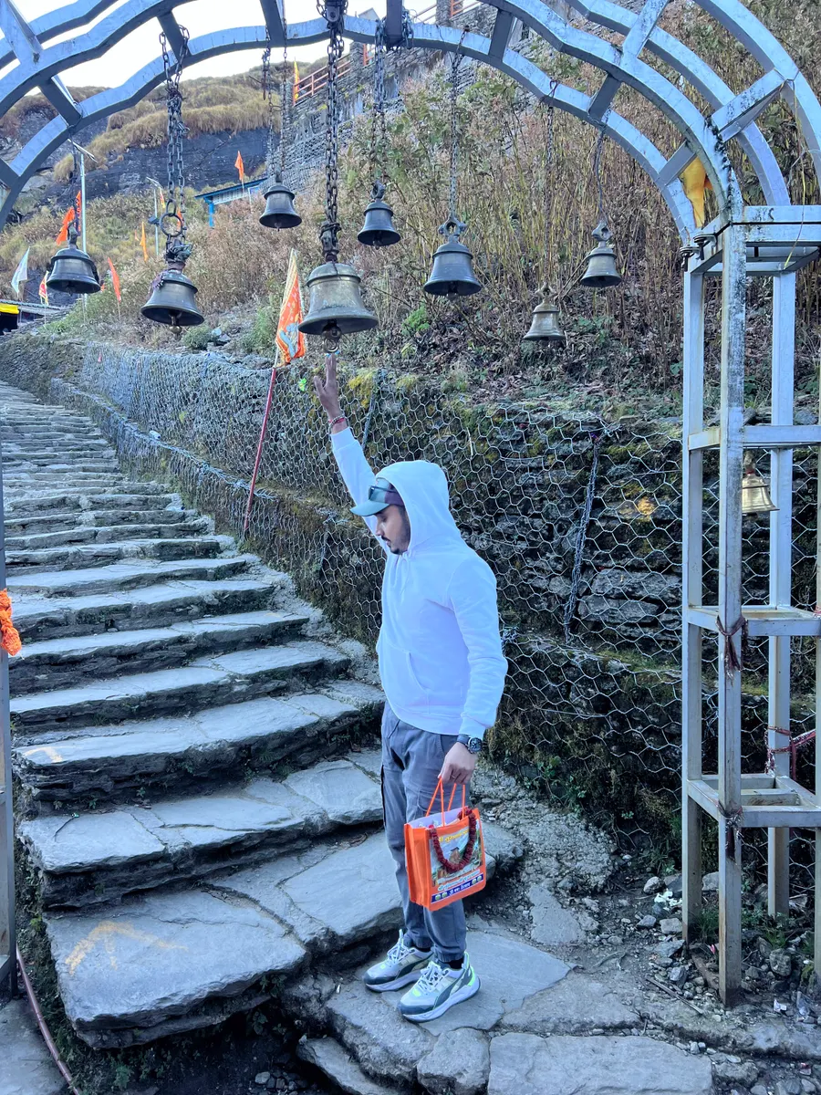 Ringing the temple bells at Tungnath